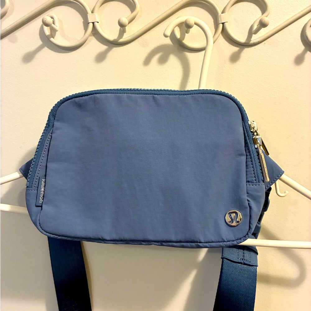 NWOT Lululemon Belt Bag 2L with long strap